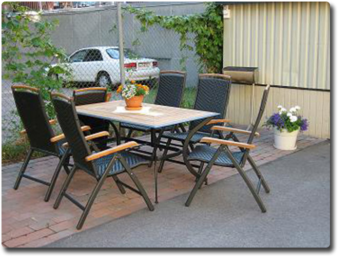 Grillhörnan med bord och stolar